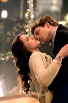 La saga de "Twilight" se centra en la relación sentimental entre Bella, una humana, y Edward, un vampiro.
